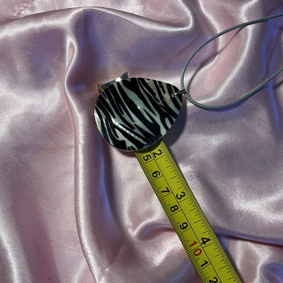 Printed Shell Necklace - Picture 6 of 7